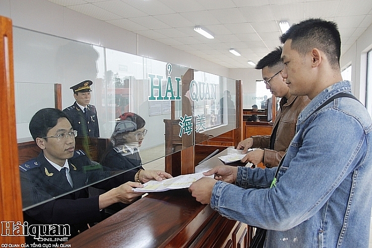 Doanh nghiệp đến làm thủ tục chế độ thông quan hẹn trước xuất nhập khẩu hàng hóa qua cầu Bắc Luân II. Ảnh: Q.H