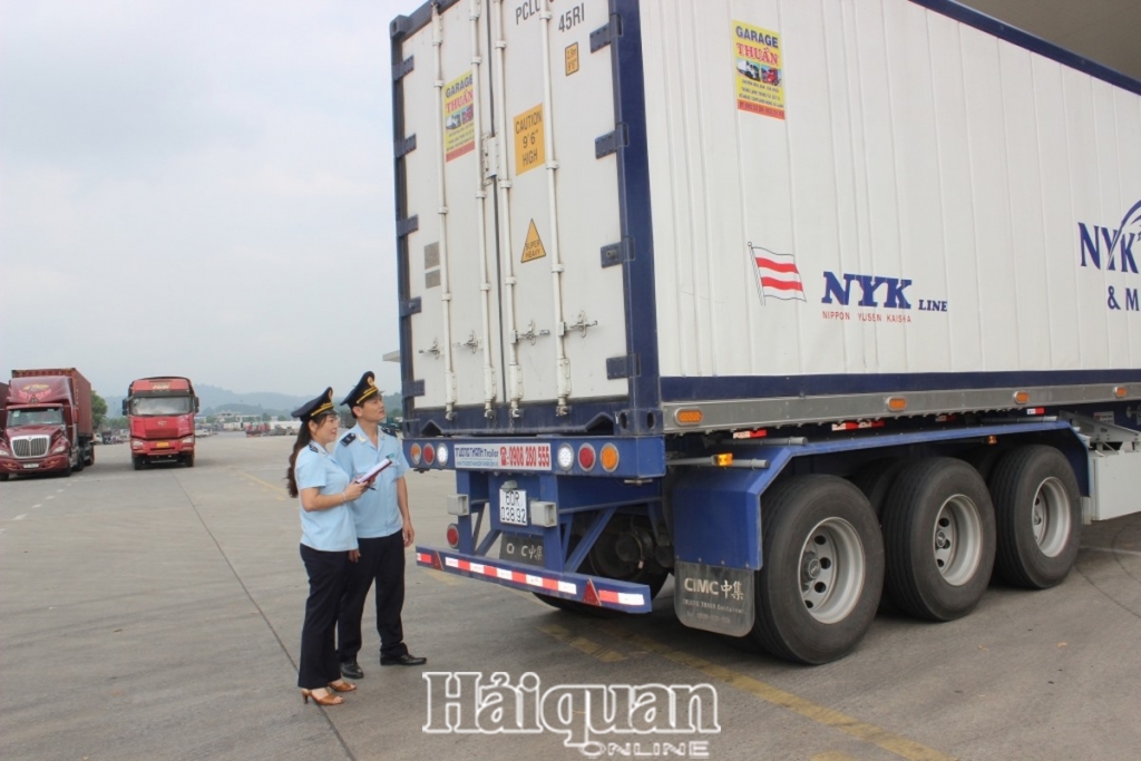 Giám sát hàng nhập khẩu qua cửa khẩu quốc tế Lào Cai. Ảnh: T.Bình