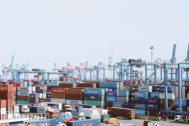 Ba nhám hàng xuất khẩu tăng vọt chủ yếu qua cảng Cát Lái . Ảnh: T.H