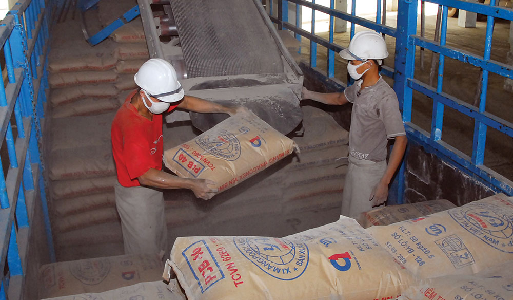 Doanh nghiệp xi măng khởi động đầu tư dự án khủng. Hiện năng lực sản xuất xi măng của Việt Nam khoảng 104,4 triệu tấn, đang dư cung, nhưng vẫn có nhiều dự án mới được đầu tư
