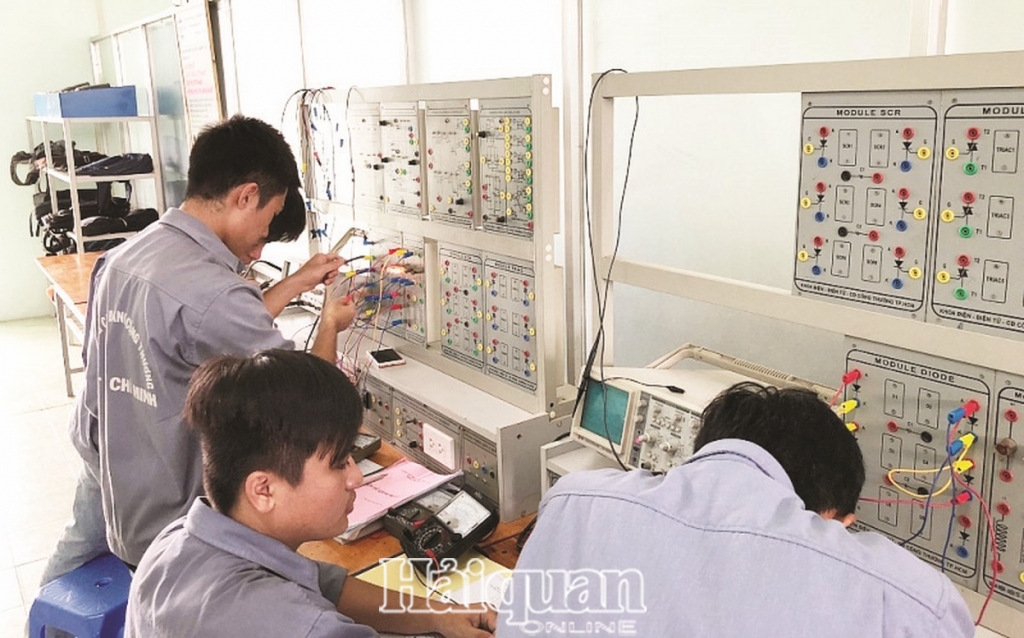 Sinh viên trường Cao đẳng Công Thương TPHCM trong giờ thực hành.hiện nay trường nghề luôn có vị trí hấp dẫn sinh viên