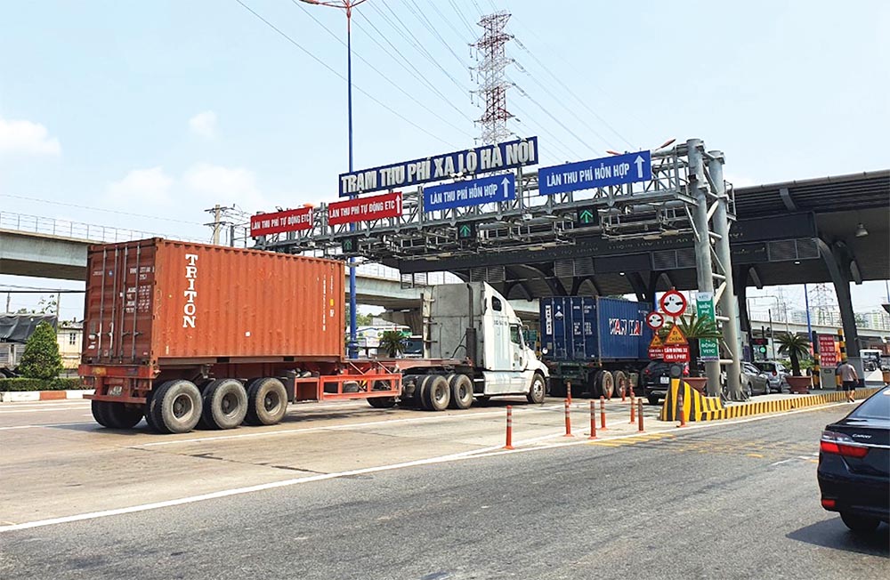 Doanh nghiệp vận tải oằn mình gánh phí. Trạm thu phí xa lộ Hà Nội (TP. Thủ Đức, TP.HCM) áp dụng thu phí từ ngày 1/4/2021 ảnh: Lê Toàn
