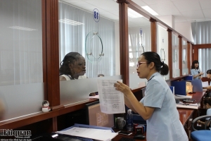 Công chức Chi cục Hải quan cửa khẩu sân bay quốc tế Nội Bài hướng dẫn người khai hải quan. Ảnh: N.Linh