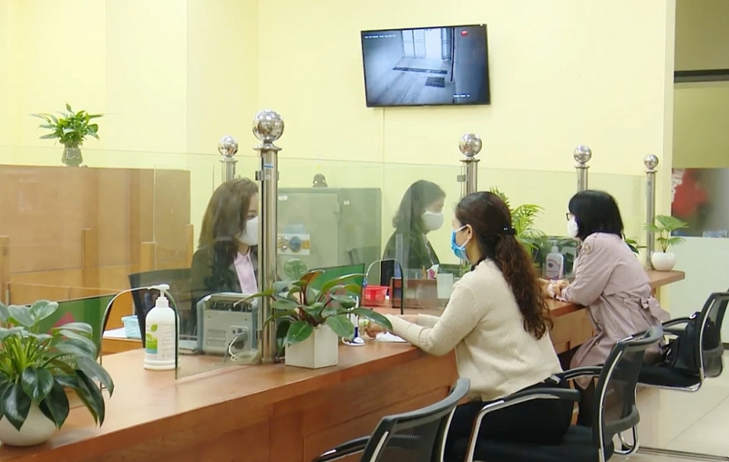 Hàng tháng, NHCSXH chi trả đến người lao động bị ngừng việc qua tài khoản hoặc tại trụ sở NHCSXH nơi cho vay vốn lãi suất 0% 