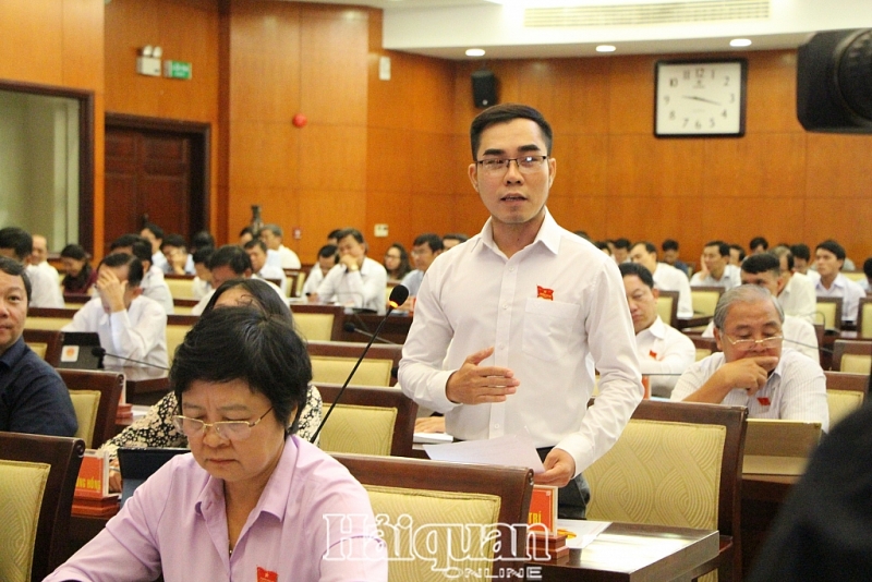 Đại biểu nêu ý kiến tại buổi thảo luận sáng 12/7