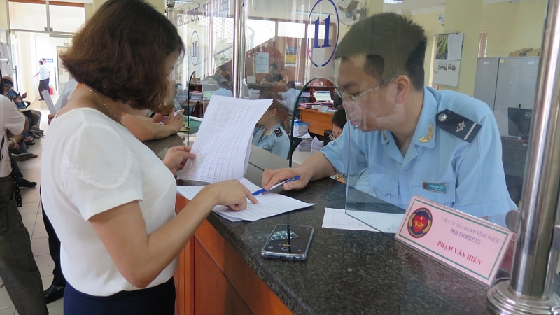 CBCC Cục Hải quan Hà Nội hướng dẫn thủ tục cho doanh nghiệp gỡ vướng nộp C/O không đúng hạn. Ảnh: N.Linh