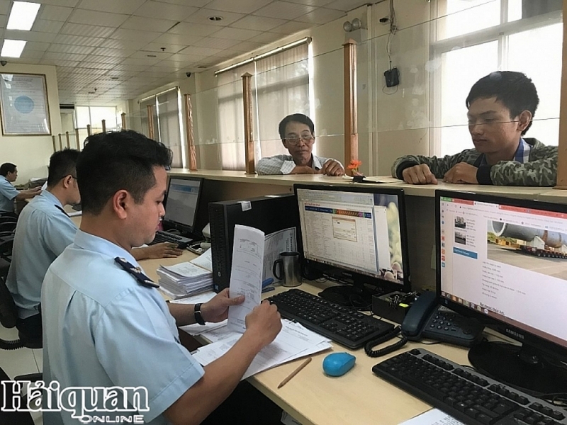 CBCC Cục Hải quan TP Hồ Chí Minh giải quyết thủ tục hồ sơ hoàn thuế cho DN. Ảnh: Thu Hòa