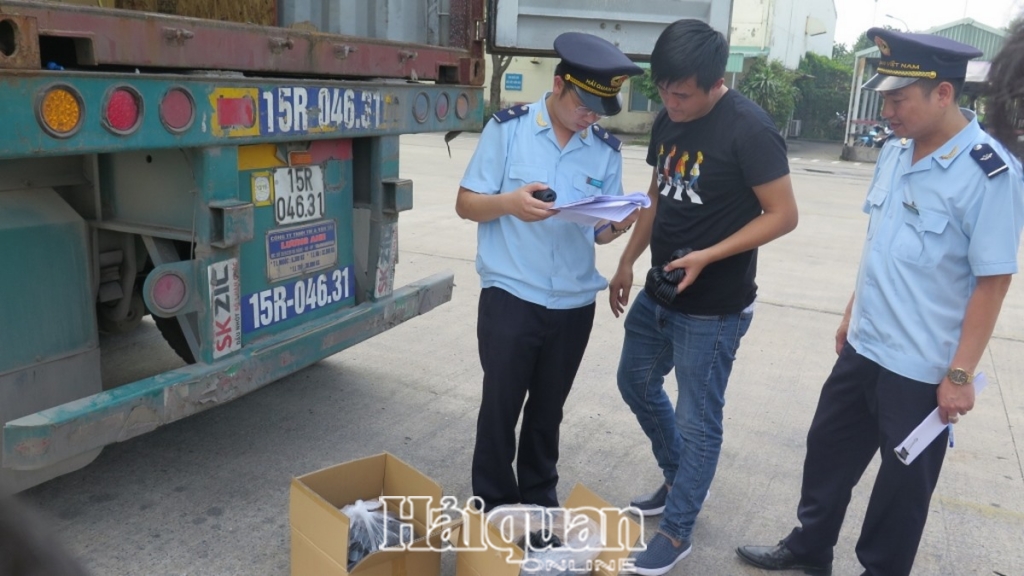 CBCC Chi cục Hải quan KCN Bắc Thăng Long kiểm tra hàng hóa XNK để xác định xuất xứ hàng hóa.