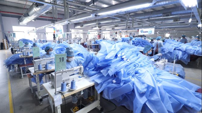 Doanh nghiệp sản xuất vừa lo hàng xuất khẩu đảm bảo, giao hàng đúng hẹn, vừa phải lo chống dịch.