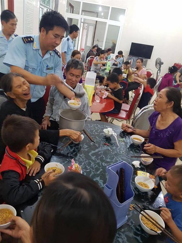 Hải quan Hà Tĩnh hỗ trợ nhân dân khi bão quét qua miền Trung