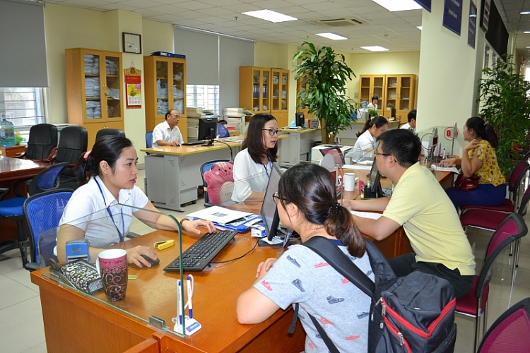 Một trong những thay đổi đó là về việc nộp tờ khai thuế thu nhập cá nhân theo tháng, quý. Ảnh Thùy Linh