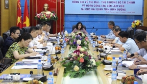 Thứ trưởng Bộ Tài chính Vũ Thị Mai chủ trì buổi làm việc tại Hải quan Bình Dương về việc rà soát lại việc gian lận xuất xứ hàng hóa. Ảnh T.D