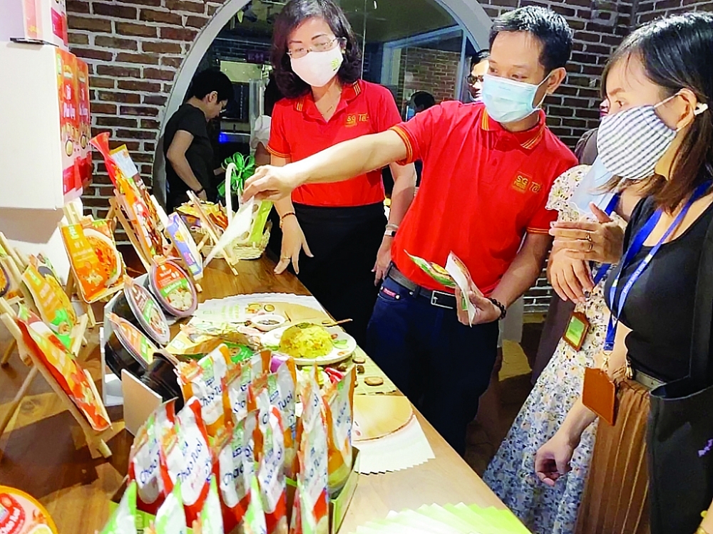 Doanh nghiệp phát triển tốt nhờ thị trường nội điạ, khách hàng tìm hiểu về các sản phẩm của Sài Gòn Food. Ảnh: Thu Dịu