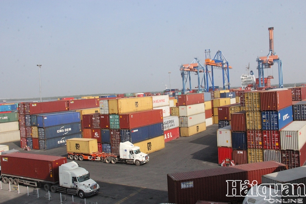 Chịu ảnh hưởng nặng nề của đại dịch Covid-19, Nhiều nhóm hàng xuất nhập khẩu đang có sự biến động (tăng/giảm) liên tục và chưa thực sự ổn định. Ảnh: T.Bình