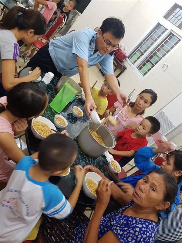 Hải quan Hà Tĩnh hỗ trợ nhân dân khi bão quét qua miền Trung