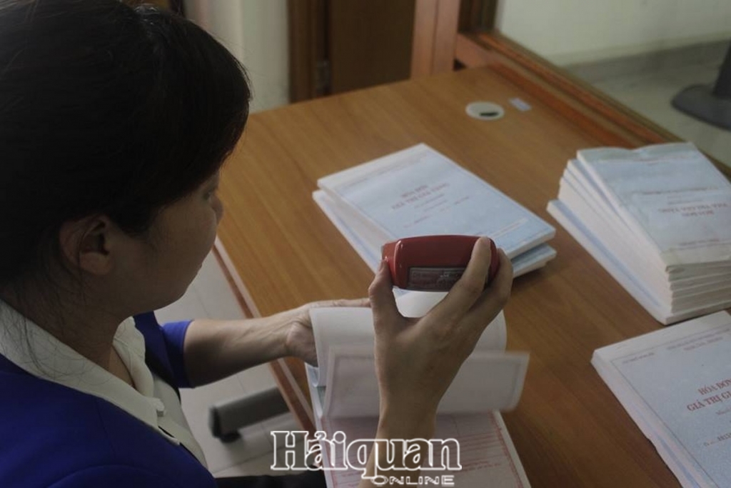 Từng bước thực hiện chuyển đổi  đến năm 2020, hoá đơn giấy sẽ được thay thế hoàn toàn bằng HĐĐT. Ảnh: T.Linh.