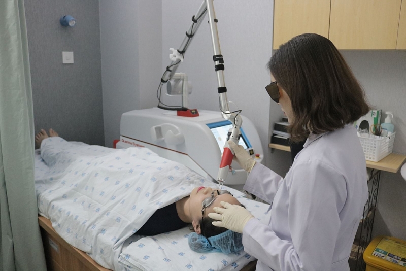 Việc làm đẹp và trẻ hóa da mặt bằng tia Laser nên được thực hiện ở các cơ sở uy tín.