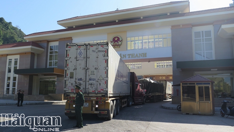 Hoạt động XK hàng nông sản qua cửa khẩu Tân Thanh. Ảnh: H.Nụ