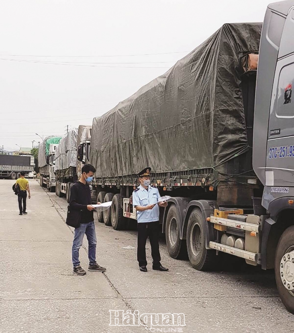 Công chức Hải quan Chi Ma hướng dẫn DN, chủ hàng sắp xe vào bãi chờ thông quan hàng nông sản. Ảnh: Công Thành.