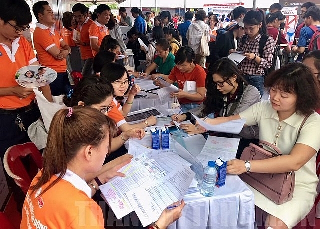 Người lao động tìm việc tại chương trình "Tiếp sức người lao động năm 2020" do Trung tâm Dịch vụ việc làm Thanh niên TPHCM tổ chức. có hơn 15.000 vị trí việc làm dành cho người lao động.