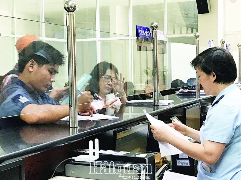 DN làm thủ tục gần 2 triệu tấn gạo xuất khẩu qua cảng Cát Lái. Ảnh: T.H