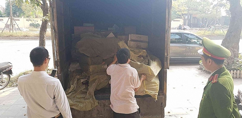 Ngày 29/12, Đội QLTT số 15 (Cục QLTT Hà Nội) phối hợp Đội 5, Phòng Cảnh sát môi trường (Công an TP Hà Nội) phát hiện và bắt giữ hơn 1 tấn hàng không rõ nguồn gốc. Trong đó có hơn 600 kg bánh kẹo có nhãn mác chữ Trung Quốc. Ảnh: S.T