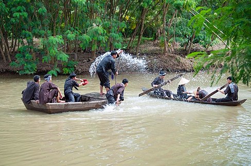 Hình Chơi đua ghe tạt nước tại Nông trại Du lịch Sân chim Vàm Hồ