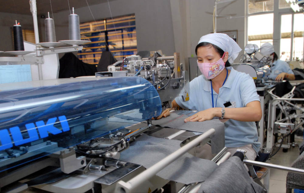 Đơn hàng cải thiện dệt may và da giày đang có sự khởi sắc trở lại trong 2 tháng đầu năm với kim ngạch xấp xỉ 8 tỷ USD, bất chấp khoảng thời gian này có gần chục ngày nghỉ Tết.   Ảnh: Chí Cường  