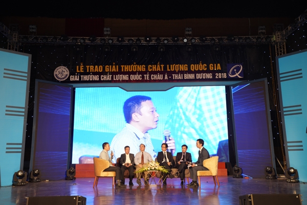 Các diễn giả tham gia tọa đàm “Đổi mới hệ thống quản trị hướng tới phát triển bền vững”.