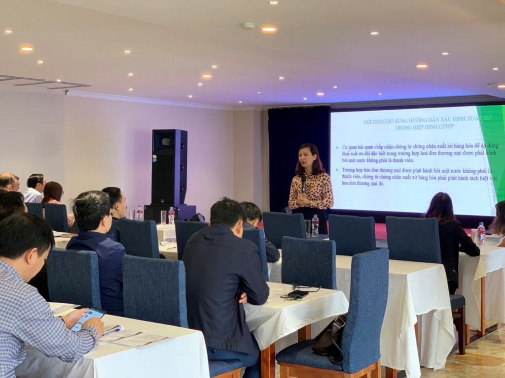 Đại diện Cục Giám sát quản lý về hải quan cập nhật thông tin liên quan đến kiểm tra, xác định xuất xứ hàng hóa cho các đơn vị hải quan địa phương.