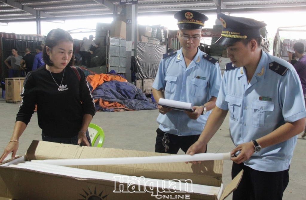 Công chức Chi cục Hải quan đang kiểm tra hàng hóa để tránh gian lận xuất xứ