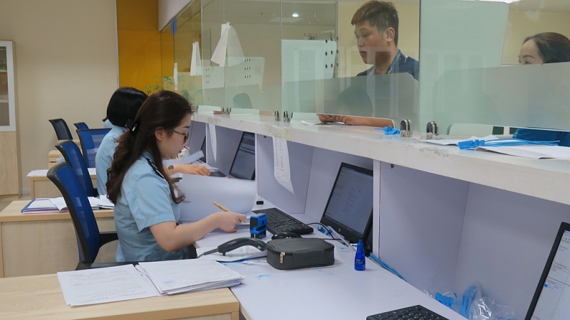 Nhiều nước đề xuất cấp C/O sử dụng con dấu, chữ ký điện tử mùa dịch và các hoạt động nghiệp vụ tại Chi cục Hải quan cửa khẩu quốc tế Nội Bài. Ảnh: N.Linh