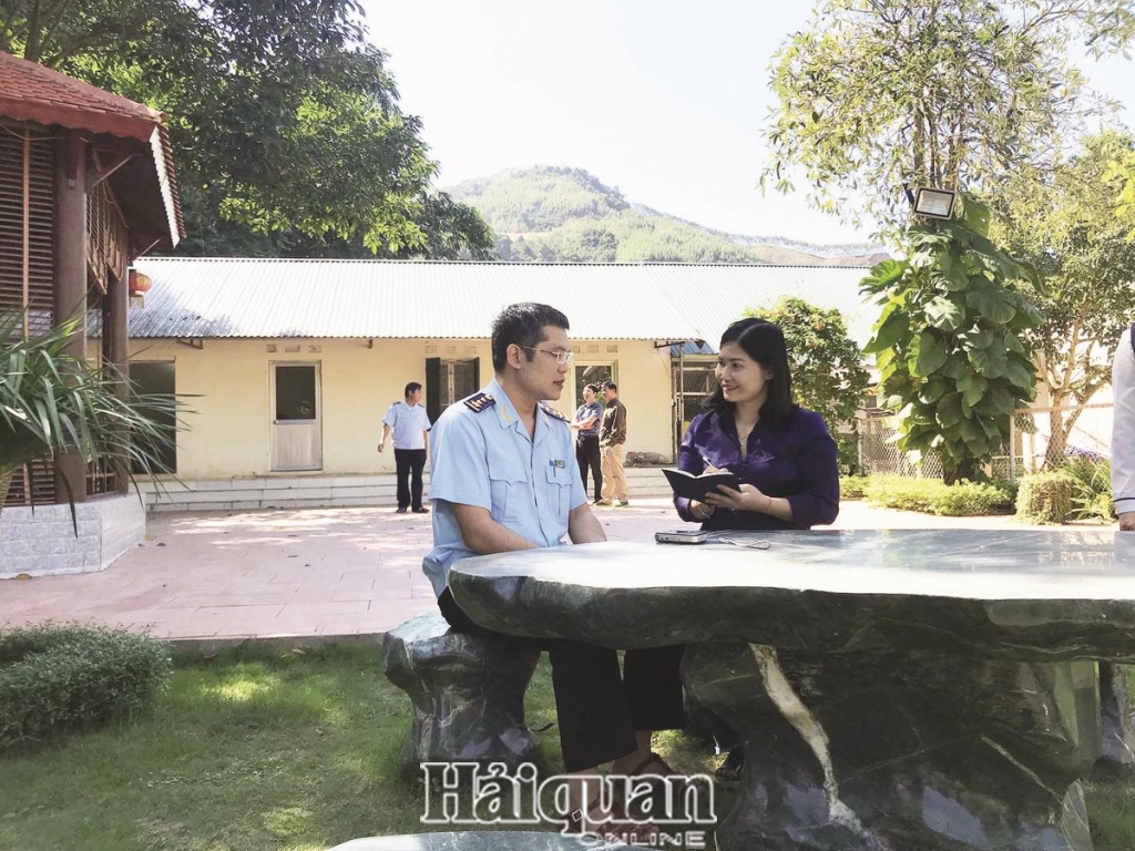 Phóng viên Hồng Nụ đang trao đổi với lãnh đạo Đội Nghiệp vụ Nà Nưa thuộc Chi cục Hải quan Tân Thanh, Cục Hải quan Lạng Sơn những cửa khẩu không ngày nghỉ