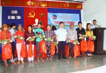 Thanh niên Hải quan mang Tết đến sớm với bà con vùng bão