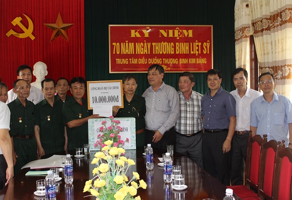 Thăm hỏi và tặng quà thương binh, bệnh binh tại tỉnh Hà Nam
