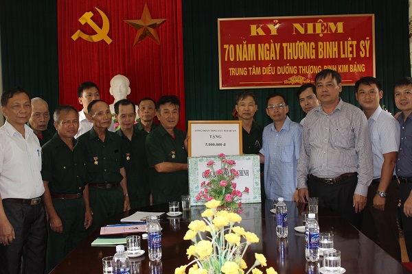 Thăm hỏi và tặng quà thương binh, bệnh binh tại tỉnh Hà Nam