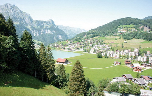 Ngôi làng Engelberg dưới chân núi Titlis có khoảng 4.000 dân sinh sống, đẹp như một bức tranh 