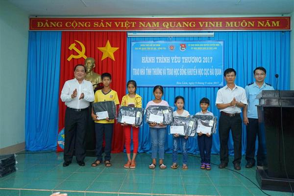 Hải quan Bà Rịa- Vũng Tàu: Trao nhà tình thương và học bổng tại xã Bàu Lâm