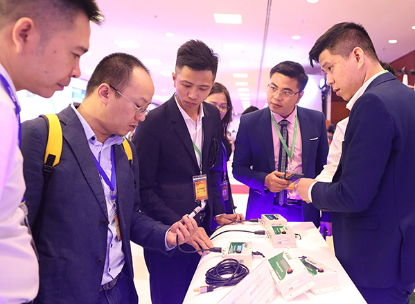 Khách tham dự tham quan gian hàng tại Diễn đàn doanh nghiệp các Quốc gia phát triển công nghệ Việt Nam lần đầu tiên ngày 5/9/2019 . Ảnh: Ngọc Thành.