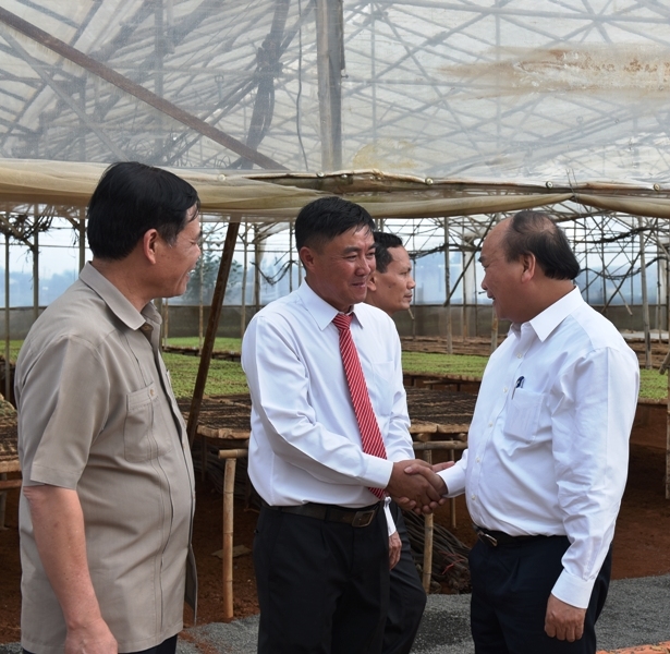 Người nông dân tiên phong doanh nhân Nguyễn Hồng Phong (bên trái) vinh dự được đón tiếp và giới thiệu với Thủ tướng Chính phủ Nguyễn Xuân Phúc về mô hình sản xuất của công ty. (Ảnh: NVCC)