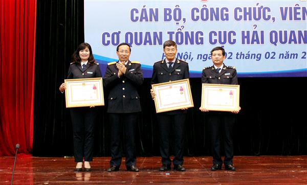 3 cá nhân thuộc Tổng cục Hải quan được tặng thưởng Huân chương Lao động hạng Nhì