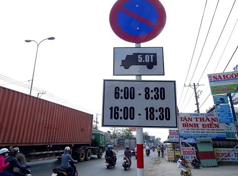 Biển cấm giờ xe tải hoạt động trong thành phố.