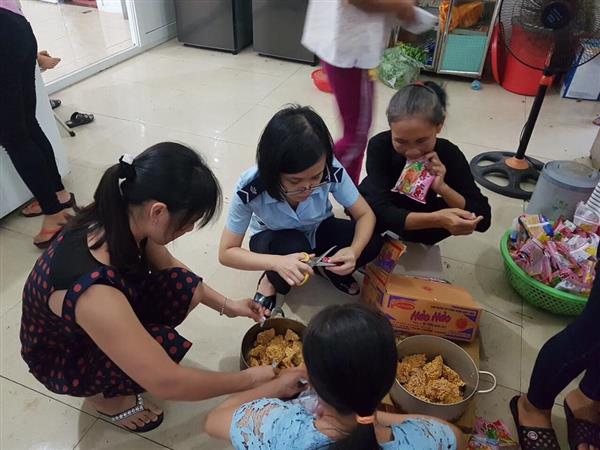 Hải quan Hà Tĩnh hỗ trợ nhân dân khi bão quét qua miền Trung