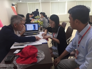 Doanh nghiệp Việt Nam trao đổi với đại gia bán lẻ là đại diện AEON tại hội thảo. Ảnh: N.H