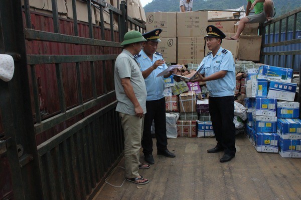 Công chức Hải quan trao đổi nghiệp vụ về quyết định với đại diện doanh nghiệp