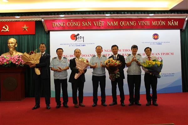 Lãnh đạo Cục Hải quan TP.HCM tặng hoa cảm ơn sự đồng hành của Hiệp hội doanh nghiệp Nhật Bản.