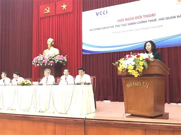 Thứ trưởng Bộ Tài chính Vũ Thị Mai phát biểu tại hội nghị