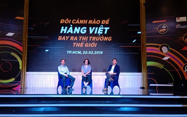 Các chuyên gia và DN tại Hội thảo “Đôi cánh nào để hàng Việt bay ra thị trường thế giới” hôm 20/2/2019.