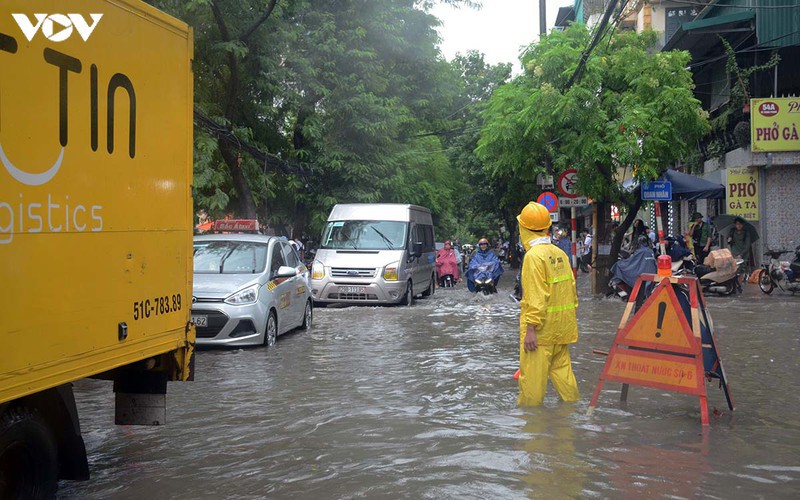 Kinh nghiệm khi lái xe đi vào đường ngập bạn nên giữ khoảng cách với xe phía trước và quan sát.