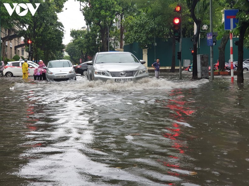 Khi vào đường ngập hay đi chậm không nên đi nhanh.